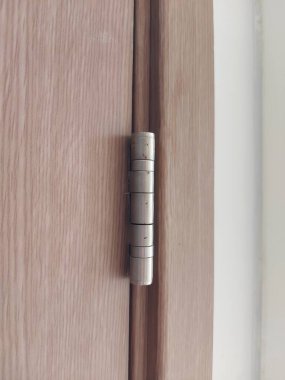 Paslanmaz kapı ahşap salıncakta