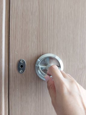 Bogor, Endonezya-11 Mart 2022: ahşap kapaklı kapı kolu. izole edilmiş. kopyalama alanı
