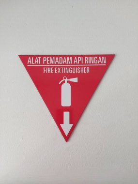 Endüstriyel güvenlik işareti. Endonezya dilinde 