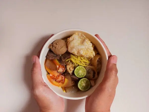 ソトミーボゴール インドネシアのボゴールの伝統的な食品です キャベツ トマト カクエ キキル トリップ ミートボール ラード ライムジュース — ストック写真