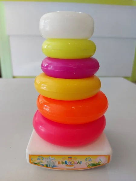 Stapel Regenboog Plastic Ring Donut Kinderen Speelgoed — Stockfoto