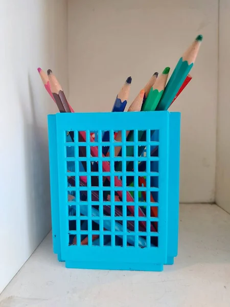 Színes Ceruzákat Tartalmazó Kék Műanyag Tolltartó Doboz Elszigetelt Háttér Fehér — Stock Fotó