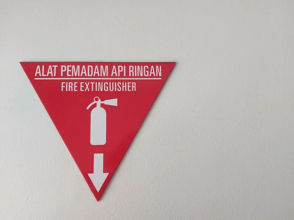 Veiligheidssignalering Voor Industrie Geschreven Het Indonesisch Alat Pemadam Api Ringan — Stockfoto