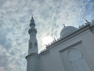 Bogor, Endonezya-11 Mart 2022: Masjid at-Thohir, Endonezya 'nın Bogor, West Java bölgesindeki Podomoro Golf View bölgesinde bulunan muhteşem beyaz camiinin adıdır.