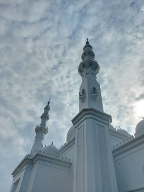 Bogor, Endonezya-11 Mart 2022: Masjid at-Thohir, Endonezya 'nın Bogor, West Java bölgesindeki Podomoro Golf View bölgesinde bulunan muhteşem beyaz camiinin adıdır.