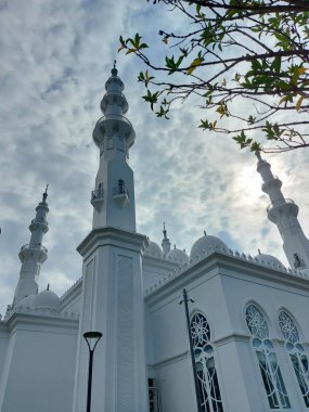 Bogor, Endonezya-11 Mart 2022: Masjid at-Thohir, Endonezya 'nın Bogor, West Java bölgesindeki Podomoro Golf View bölgesinde bulunan muhteşem beyaz camiinin adıdır.