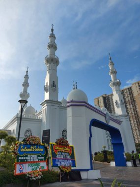 Bogor, Endonezya-9 Mart 2021: Mescid At-Thohir. Bogor, Batı Java, Endonezya 'daki Podomoro Golf View bölgesinde bulunan görkemli bir beyaz cami.