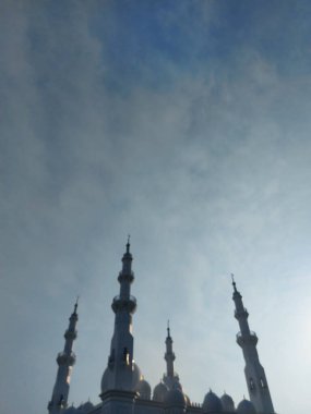 Bogor, Endonezya-Mart 12021: Mescid At-Thohir. Bogor, Batı Java, Endonezya 'daki Podomoro Golf View bölgesinde bulunan görkemli bir beyaz cami.