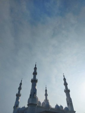 Bogor, Endonezya-Mart 12021: Mescid At-Thohir. Bogor, Batı Java, Endonezya 'daki Podomoro Golf View bölgesinde bulunan görkemli bir beyaz cami.