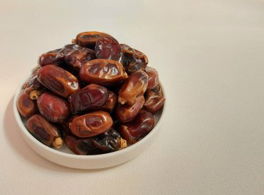 Beyaz bir tabakta seçilmiş bir yığın şekerleme. izole edilmiş arka plan beyaz. minimalist yemek fotoğrafçılığı konsepti