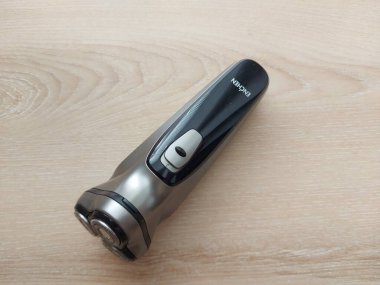 Bogor, Endonezya-7 Mart 2022: ıslak ya da kuru elektrikli tıraş makinesi ya da bıyık kesme makinesi. izole edilmiş. Boşluğu kopyala