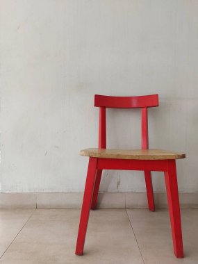 boş bir tahta kırmızı sandalye.