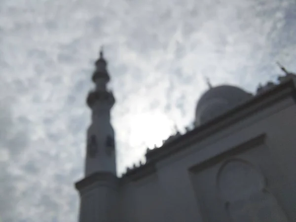 2022年3月11日インドネシアのボゴール モスクの上部のぼやけている Masjid Thohir それはPodomoroゴルフビューエリア ボゴール 西ジャワ州 インドネシアに位置する壮大な白いモスクの名前です — ストック写真