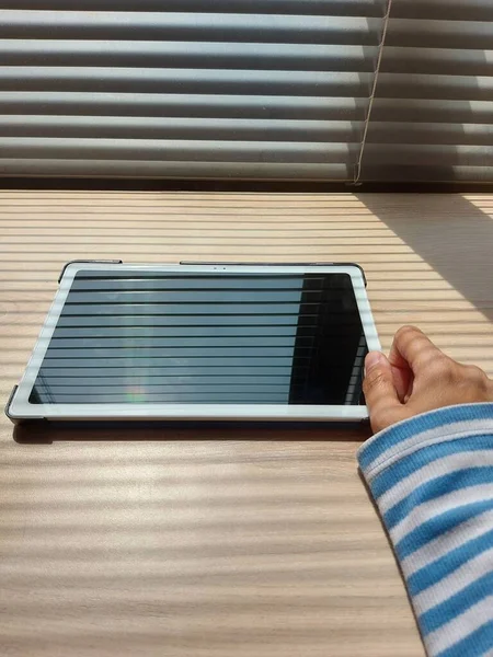 Tableta Teléfono Inteligente Mesa Madera Complementado Por Sombreado Líneas Persianas — Foto de Stock