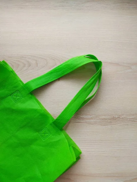 グリーンでの買い物や市場袋です 隔離された背景 環境に優しい リサイクル 再利用だ 安全な環境 — ストック写真