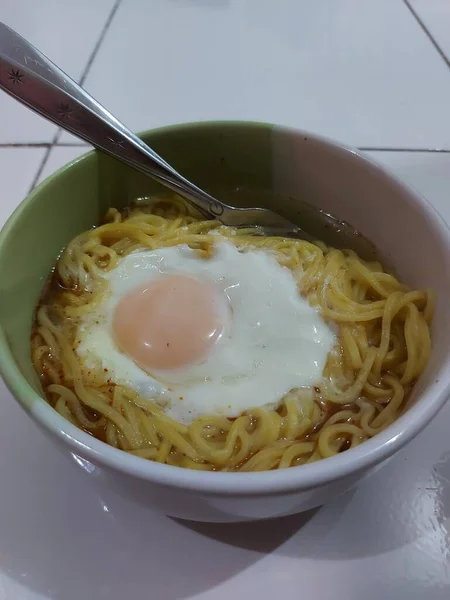 煮面汤和半熟的鸡蛋放在碗里 用勺子和叉子做完 — 图库照片
