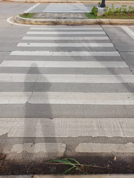Zebra Yayalar Için Beton Bir Yolda Kesişiyor — Stok fotoğraf