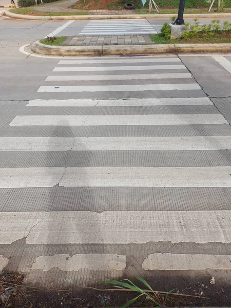 Zebrastreifen Auf Betonstraße Für Fußgänger — Stockfoto