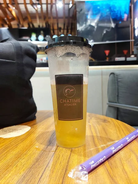 Jacarta Indonésia Março 2022 Chá Maçã Copo Plástico Mesa Madeira — Fotografia de Stock
