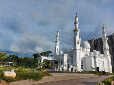 Bogor, Endonezya-Mart 12022: caminin tepesi bulanık. Masjid at-Thohir, Endonezya 'nın Bogor, West Java bölgesindeki Podomoro Golf View bölgesinde bulunan muhteşem beyaz camiinin adıdır.