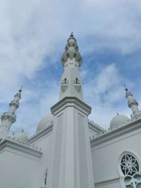 Bogor, Endonezya-Mart 12022: caminin tepesi bulanık. Masjid at-Thohir, Endonezya 'nın Bogor, West Java bölgesindeki Podomoro Golf View bölgesinde bulunan muhteşem beyaz camiinin adıdır.