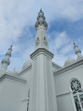 Bogor, Endonezya-Mart 12022: caminin tepesi bulanık. Masjid at-Thohir, Endonezya 'nın Bogor, West Java bölgesindeki Podomoro Golf View bölgesinde bulunan muhteşem beyaz camiinin adıdır.