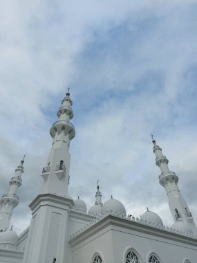 Bogor, Endonezya-Mart 12022: caminin tepesi bulanık. Masjid at-Thohir, Endonezya 'nın Bogor, West Java bölgesindeki Podomoro Golf View bölgesinde bulunan muhteşem beyaz camiinin adıdır.
