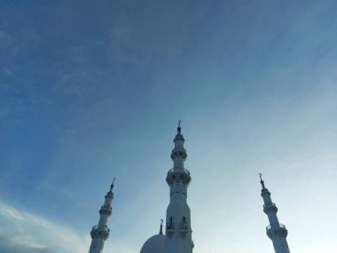 En üst düzey Mescid at-Thohir 'de bulanıklık. Bogor, Batı Java, Endonezya 'daki Podomoro Golf View bölgesinde muhteşem bir beyaz cami. Negatif uzay fotoğrafçılığı tevhnique. Arkaplan olarak kullanılabilir.