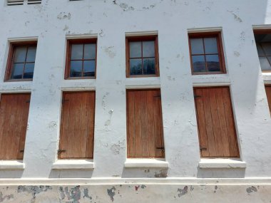 Tipik Endonezya mimari tarzına sahip eski bir bina