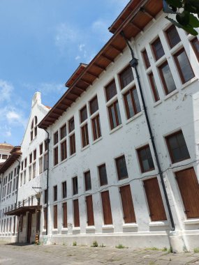 Tipik Endonezya mimari tarzına sahip eski bir bina