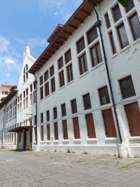 Tipik Endonezya mimari tarzına sahip eski bir bina