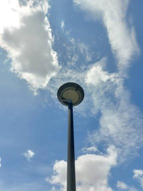 Mavi gökyüzüne karşı LED bahçe ışıkları. Negatif uzay fotoğrafçılık tekniği. çoklu uzay. Metin ve alıntı için çok yer var