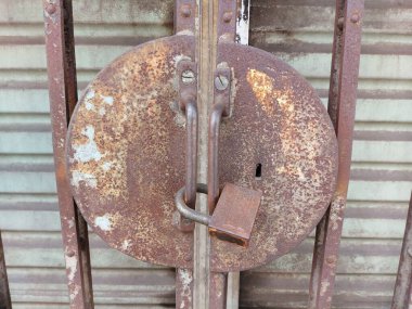 Jakarta, Endonezya - 26 Şubat 2022: Demir kapı kilitlenir. Koruma. Güvenlik ve koruma