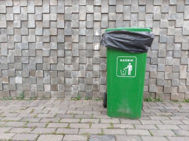 Çöp tenekesi, çöp kutusu, çöp tenekesi, çöp konteynırı, tramvay çöpü, çöp kutusu. yeşil renk.