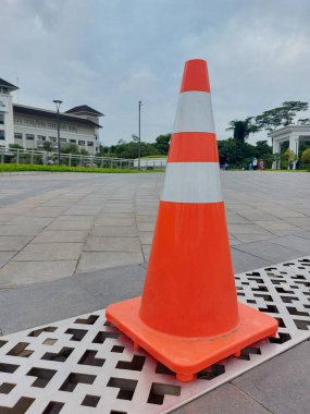 Turuncu plastik koni veya trafik konisi 