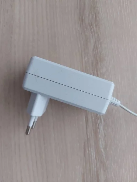 Kop Van Een Witte Voeding Lader Adapter Stekker Oplaadkabel Adapter — Stockfoto