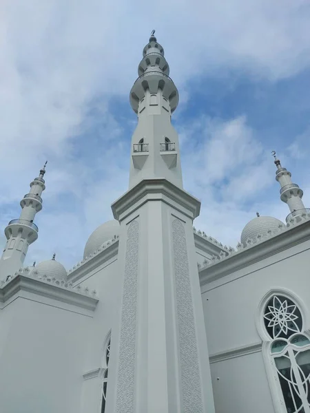 2022年3月1日インドネシアのボゴール モスクの上部のぼやけ Masjid Thohir それはPodomoroゴルフビューエリア ボゴール 西ジャワ州 インドネシアに位置する壮大な白いモスクの名前です — ストック写真