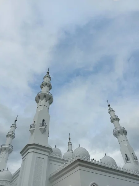 2022年3月1日インドネシアのボゴール モスクの上部のぼやけ Masjid Thohir それはPodomoroゴルフビューエリア ボゴール 西ジャワ州 インドネシアに位置する壮大な白いモスクの名前です — ストック写真