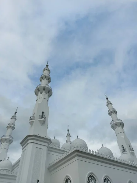 2022年3月1日インドネシアのボゴール モスクの上部のぼやけ Masjid Thohir それはPodomoroゴルフビューエリア ボゴール 西ジャワ州 インドネシアに位置する壮大な白いモスクの名前です — ストック写真