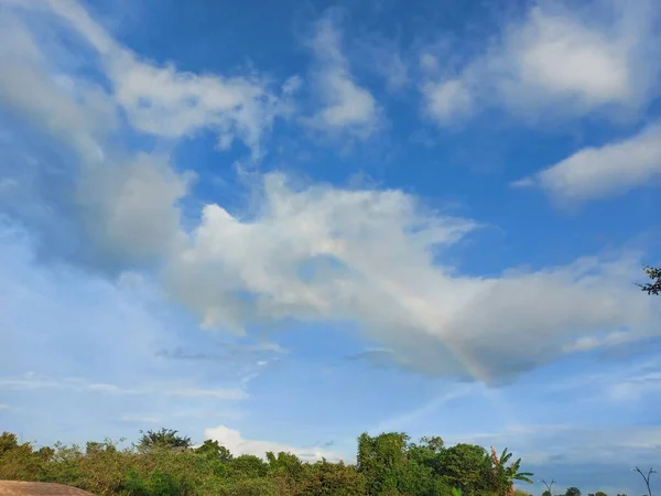 Cielo Azzurro Chiaro Con Arcobaleno Può Essere Utilizzato Sfondo — Foto Stock