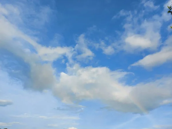 Καθαρό Γαλάζιο Ουρανό Ουράνιο Τόξο Μπορεί Χρησιμοποιηθεί Για Φόντο — Φωτογραφία Αρχείου
