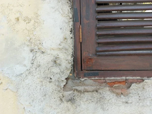 Vintage Holzfenster Einer Abgenutzten Alten Wand Viel Platz Für Text — Stockfoto