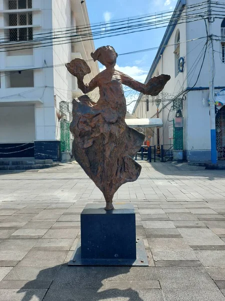 Jakarta Indonesia February 2022 Abstract Statue Woman Dancing Pakarena Fan — Stock Photo, Image