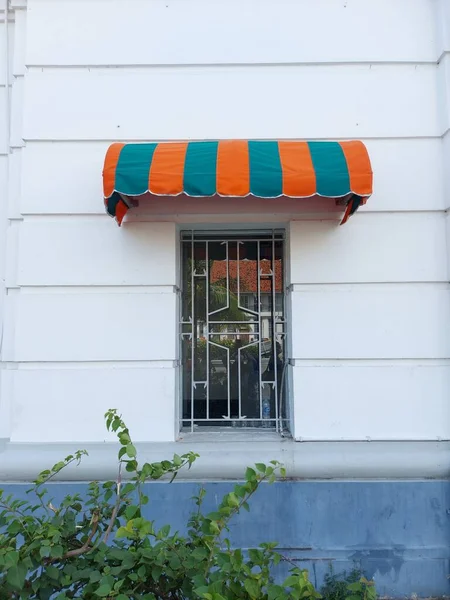 Okno Oranžovou Zelenou Markýzou — Stock fotografie