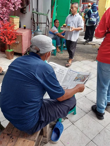 Jacarta Indonésia Fevereiro 2022 Homem Chapéu Sentado Lendo Jornal Uma — Fotografia de Stock