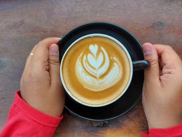 木製のテーブルの上にコーヒーラテアートのカップ 孤立した背景 選択的フォーカス コーヒータイムコンセプト — ストック写真