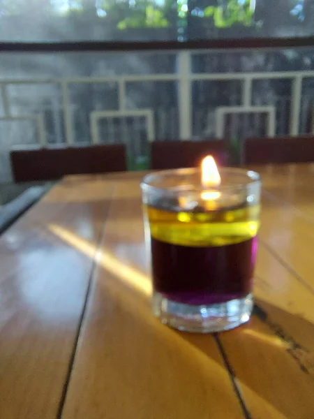 Romantikus Vízolaj Gyertya Vagy Lebegő Kanóc Fából Készült Asztalon — Stock Fotó