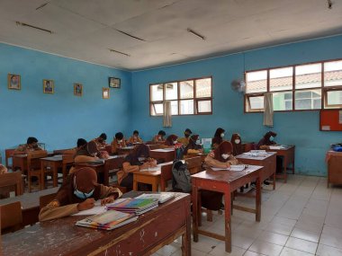 karawang, Endonezya - 24 Mart 2022: salgın sırasında öğrencilere eğitim ve öğretim için yüz yüze etkinlikler