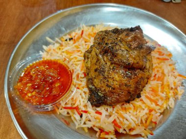 Kebuli pilavı kendine özgü aroması ve tuzlu tadı olan baharatlarla zenginleştirilmiş bir yemektir. Betawi halkı arasında ve Endonesi 'deki Arap kökenli insanlar arasında çok popüler olan Orta Doğu ile aynıdır.
