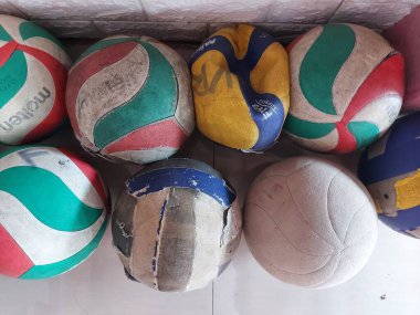 Karawang, Endonezya - 25 Mart 2022: Bir grup kırık voleybol topu